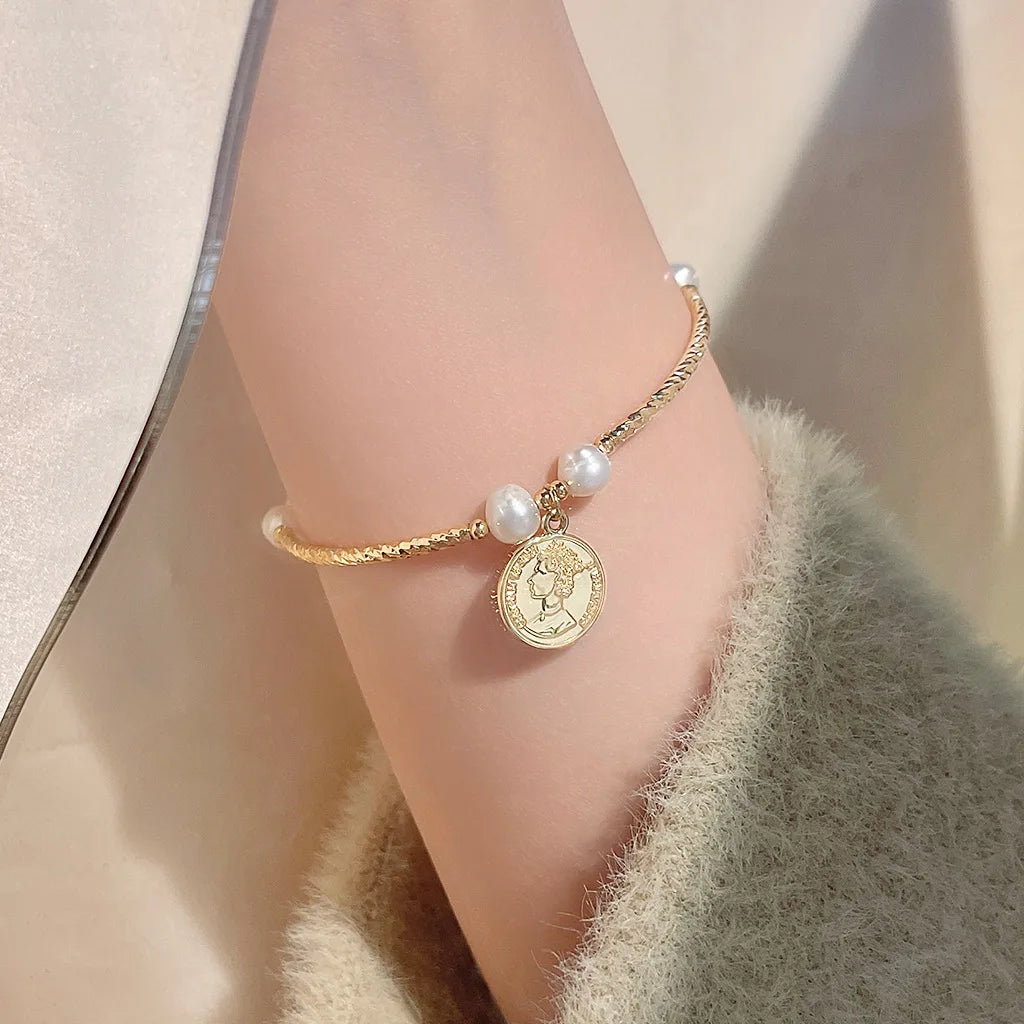 New Arrival Elegant Queen's Head Coin 14K Gold Filled Natural Freshwater Pearl Ladies Charm Bracelet